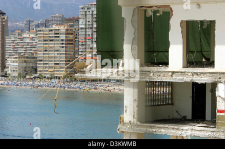 (Dpa-Datei) - ist ein altes Gebäude eingerahmt von mehrstöckigen Hotels auf der beliebte Strand von Benidorm, Spanien, 14. Juli 2005 abgerissen wird. Benidorm gilt das touristische Zentrum der Costa Blanca. Foto: Alexander Ruesche Stockfoto