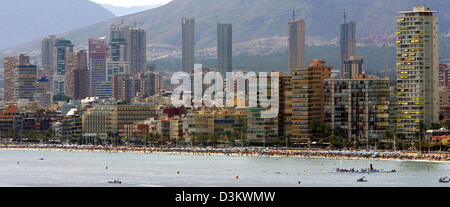 (Dpa-Datei) - das Bild zeigt die Skyline von mehrstöckigen Hotelbauten rechts am Strand von Benidorm, Spanien, 14. Juli 2005. Benidorm gilt das touristische Zentrum der Costa Blanca. Foto: Alexander Ruesche Stockfoto