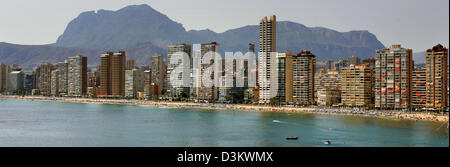 (Dpa-Datei) - das Bild zeigt die Skyline von mehrstöckigen Hotelbauten rechts am Strand von Benidorm, Spanien, 14. Juli 2005. Benidorm gilt das touristische Zentrum der Costa Blanca. Foto: Alexander Ruesche Stockfoto