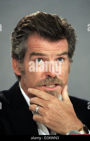 (Dpa) - irischer Schauspieler Pierce Brosnan ist auf dem 30. Filmfestival in Toronto, Kanada, 15. September 2005 abgebildet. Foto: Hubert Boesl Stockfoto