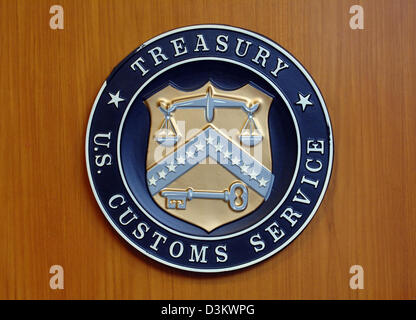 (Dpa) - das Bild zeigt das Emblem des US Department of Treasury bei der amerikanischen Botschaft in Berlin, Deutschland, 6. September 2005. Foto: Tim Brakemeier Stockfoto