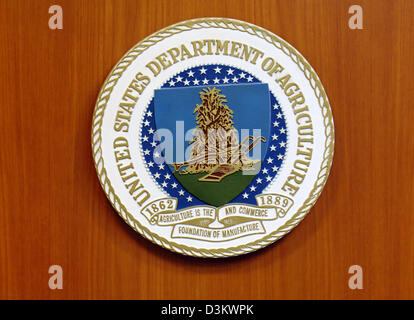 (Dpa) - das Bild zeigt das Wappen des US Department of Agriculture in der amerikanischen Botschaft in Berlin, Deutschland, 6. September 2005. Foto: Tim Brakemeier Stockfoto