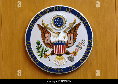 (Dpa) - das Bild zeigt das Wappen des US Department of State, das Außenministerium, in der amerikanischen Botschaft in Berlin, Deutschland, 6. September 2005. Foto: Tim Brakemeier Stockfoto