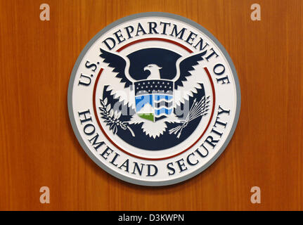 (Dpa) - das Bild zeigt das Emblem von der uns Department of Homeland Security bei der amerikanischen Botschaft in Berlin, Deutschland, 6. September 2005. Foto: Tim Brakemeier Stockfoto