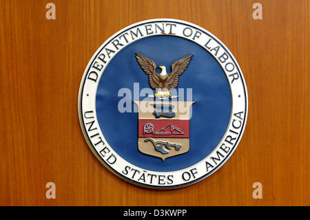 (Dpa) - das Bild zeigt das Emblem des uns Abteilung Arbeit bei der amerikanischen Botschaft in Berlin, Deutschland, 6. September 2005. Foto: Tim Brakemeier Stockfoto