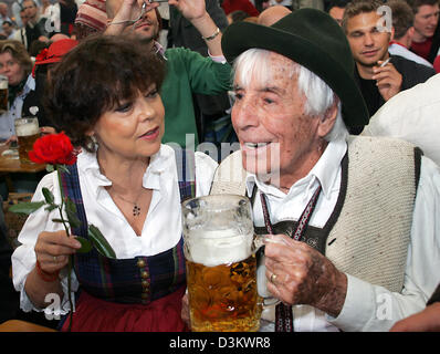 (Dpa) - Deutschlands legendäre 101 - jährige Entertainer Johannes Heesters (R) und seine Frau Simone Rethel zu Lächeln, als sie an der Eröffnung der 172. Oktober Bierfest in München, Deutschland, Samstag, 17. September 2005 teilnehmen. Die so genannte "Wies'n" ist das größte Volksfest der Welt, die noch für die nächsten 17 Tage mit 6 Millionen erwarteten Besuchern läuft. Foto: könnt Stockfoto