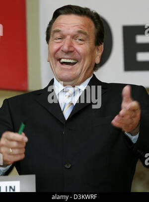 (Dpa) - Bundeskanzler Gerhard Schroeder Lächeln und Gesten wie er Teil an einer Wahl-Kampagne-Rallye der Sozialdemokratischen Partei (SPD) in Recklinghausen, Deutschland nimmt, Samstag, 17. September 2005 der Schlusstag der Wahlkampf der SPD Bundeskanzler Schroeder umworben für die Zustimmung seiner Anhänger über seine Politik. Deutschlands allgemeinen Wahlen finden statt auf S Stockfoto