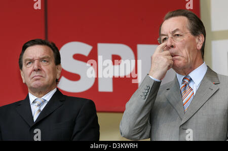 (Dpa) - deutsche Bundeskanzler Gerhard Schröder (L) und Franz Muenterfering, der Vorsitzende der Sozialdemokratischen Partei (SPD) neben einander auf der Bühne stehen, nehmen sie Teil an der SPD-Kampagne-Rallye in Recklinghausen, Samstag, 17. September 2005. Am letzten Tag des Wahlkampfes der SPD umworben Bundeskanzler Schroeder für die Zustimmung seiner Anhänger über seine Politik. Stockfoto