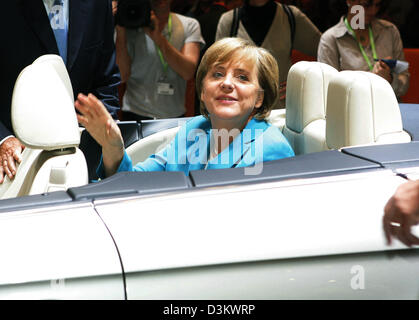 (Dpa) - Angela Merkel (vorne), Top-Kandidat für den deutschen Kanzleramt der christlich demokratischen (CDU) sitzt auf dem Rücksitz eines Volkswagen (VW) EOS Cabrio während ihrer Tour durch den 61. Internationalen Automobilausstellung (IAA) in Frankfurt Main, Deutschland, Samstag, 17. September 2005. Die IAA öffnete seine Pforten für die Öffentlichkeit am selben Tag. Foto: Uli Deck Stockfoto