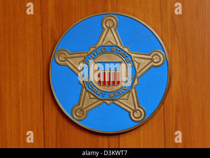 (Dpa) - das Bild zeigt das Emblem des amerikanischen Geheimdienstes an der U.S. amerikanischen Botschaft in Berlin, Deutschland, 6. September 2005. Foto: Tim Brakemeier Stockfoto