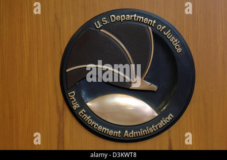 (Dpa) - das Bild zeigt das Emblem der Drug Enforcement Administration (DEA) für das US-Justizministerium bei der U.S. amerikanischen Botschaft in Berlin, Deutschland, 6. September 2005. Foto: Tim Brakemeier Stockfoto