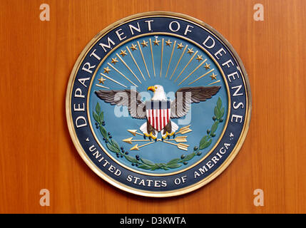 (Dpa) - das Bild zeigt das Wappen des US Department of Defense der U.S. amerikanischen Botschaft in Berlin, Deutschland, 6. September 2005. Foto: Tim Brakemeier Stockfoto