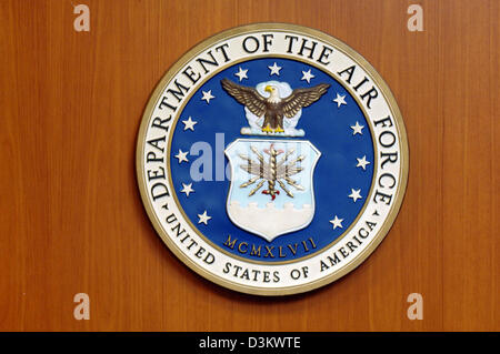 (Dpa) - das Bild zeigt das Emblem des US Air Force in der US amerikanischen Botschaft in Berlin, Deutschland, 6. September 2005. Foto: Tim Brakemeier Stockfoto