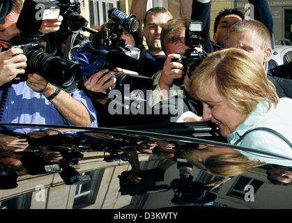 (Dpa) - nach Gießen ihre Stimmzettel die Vorsitzende des Bewerbers Christlich Demokratische Union (CDU) und Bundeskanzlerin Angela Merkel in ein Auto in Berlin, Sonntag, 18. September 2005 erhält. Foto: Alexander Ruesche Stockfoto