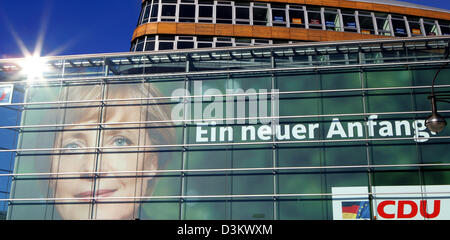 (Dpa) - die Sonne aufgeht und Spiegel an der Fassade des Hauptsitzes der Demokratischen Partei (CDU) in Berlin, 18. September 2005. Das Plakat angebracht auf die Fassade-Funktionen ein Porträt von Angela Merkel, Vorsitzende der CDU und Bundeskanzlerin Kandidaten. Fans und Journalisten werden die Wahlergebnisse von 2005 deutsche Bundestagswahl an die Partei Headqua folgen Stockfoto