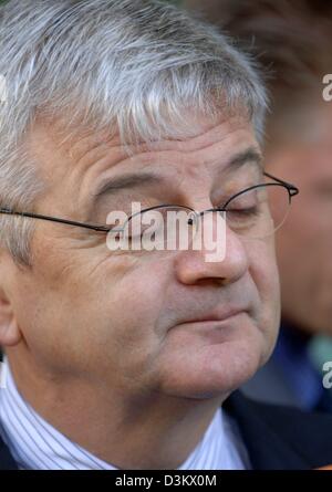 (Dpa) - Außenminister und grünen Top-Bundesanwärter Joschka Fischer schließt seine Augen, während die grünen nach der Wahl treffen in Berlin, Deutschland, Montag, 19. September 2005. Der konservative Union CDU und CSU hat nur marginaly gewann die Bundestagswahl 2005. Da gibt es keine Mehrheit für eine Koalition aus CDU/CSU und FDP die Tür steht offen für eine sogenannte "Verkeh Stockfoto