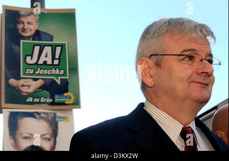 (Dpa) - Federal Minister für auswärtige Angelegenheiten und grünen Top-Kandidat Joschka Fischer sieht kommt bei der grünen Partei nach den Wahlen treffen in Berlin, Deutschland, Montag, 19. September 2005. Der konservative Union CDU und CSU hat nur marginaly gewann die Bundestagswahl 2005. Da gibt es keine Mehrheit für eine Koalition aus CDU/CSU und FDP die Tür steht offen für eine sogenannte "Verkehr Lig Stockfoto