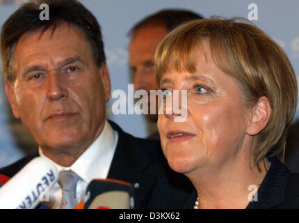 (Dpa) - Angela Merkel (R), Vorsitzende der CDU und Bundeskanzlerin Kandidat steht neben Michael Glos, Leiter der Bayerischen CSU, während einer kurzen Pressekonferenz nach die Sitzung der neuen Fraktion der CDU/CSU in Berlin, Dienstag, 20. September 2005 gewählt. Trotz der Ergebnisse der Woche bei den allgemeinen Wahlen für den Deutschen Bundestag wurde Merkel von ihrer Partei wiedergewählt Stockfoto