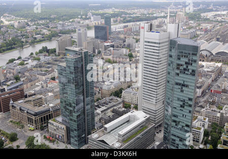 Blick nach Süden in Richtung des Flusses Main von der Spitze des Main Tower, Frankfurt am Main, Deutschland. Stockfoto