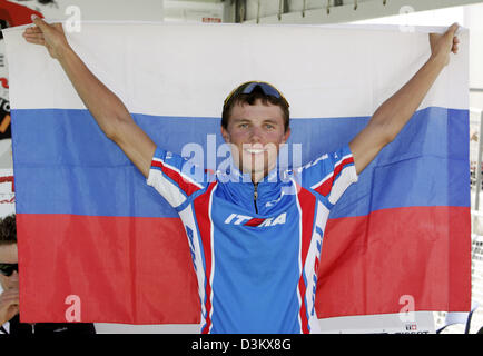 (Dpa) - Russische Radfahrer Michael Ignatiev cheers und hält die Fahne mit den Landesfarben von Russland nach dem Gewinn der Männer mal trial Rennen in der U23 Klasse bei der Rad-WM in Madrid, Spanien, Mittwoch, 21. September 2005. Die Tour zurückgelegt eine Distanz von 37,9 km. Foto: Bernd Thissen Stockfoto