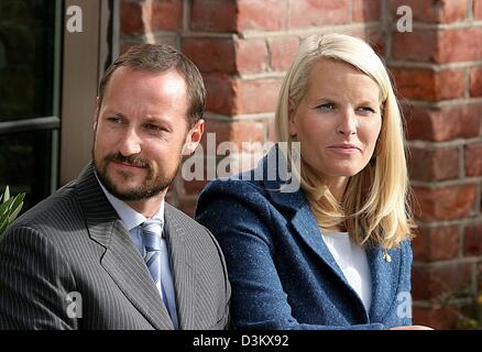 (Dpa) - das Bild zeigt Kronprinz Haakon und Schwangere Kronprinzessin Mette-Marit von Norwegen bei ihrem Besuch ein Altersheim in Brata, Norwegen, 21. September 2005. (NIEDERLANDE) Foto: Albert Nieboer Stockfoto