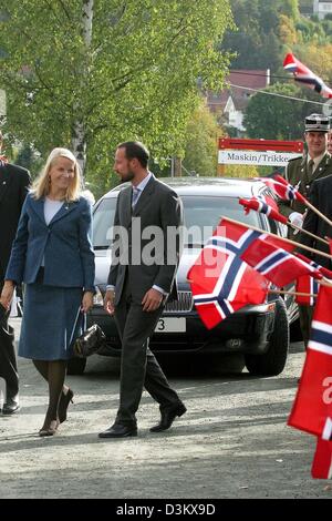 (Dpa) - das Bild zeigt Kronprinz Haakon und Schwangere Kronprinzessin Mette-Marit von Norwegen bei ihrem Besuch in der Stadt Solbergelva, Norwegen, 21. September 2005. (NIEDERLANDE) Foto: Albert Nieboer Stockfoto