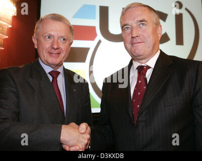 (Dpa) - der neue Präsident der International Cycling Union (UCI) Pat McQuaid (R) aus Irland schüttelt Hände mit seines Vorgängers Hein Verbruggen aus den Niederlanden während der UCI-Kongress in Madrid, Spanien, Freitag, 23. September 2005. Die 42 Teilnehmer des 174. UCI Kongresses gewählt McQuaid, der Nachfolger des ehemaligen UCI Verbruggen, werden, die seit 1991 im Amt hat eine Stockfoto