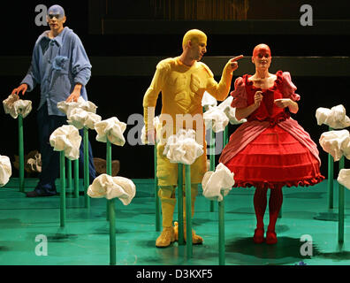 (Dpa) - Schauspieler (v.l) Carsten Clemens spielt die Rolle des Blaua Emmo, Manuel Klein als Schlaatz Gelleb und Simone Arntz als Lilid Rot rehears eine Szene aus dem Stück "Menschenskinder" von Katharina Schlender am Staatstheater in Oldenburg, Deutschland, Mittwoch, 21. September 2005. Das Spiel thematisiert Missbrauch, Familie und Will premier auf der kleinen Bühne des Theaters am 24. September 2 Stockfoto