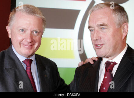 (Dpa) - (International Cycling Union) ehemaligen UCI-Präsident Hein Verbruggen (L) füllt die Schulter seines Nachfolgers Pat McQuaid während der UCI-Kongress in Madrid, Spanien, Freitag, 23. September 2005. Die 42 Teilnehmer des 174. UCI Kongresses gewählt McQuaid, Nachfolger des Verbruggen aus den Niederlanden, die seit 1991 im Büro und enthalte, die eine neue cand Stockfoto
