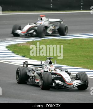 (Dpa) - bleibt während der Formel 1 Grand Prix Brasiliens auf der Interlagos Rennstrecke in Sao Paulo, Brasilien, Sonntag, 25. September 2005 Kolumbianer Juan Pablo Montoya von McLaren-Mercedes vor seinem finnischen Teamkollegen Kimi Räikkönen. Montoya gewann den Grand Prix von Brasilien. Foto: Gero Breloer Stockfoto