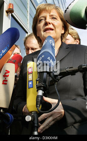 (Dpa) - kommt für die Party Management Board Meeting in Berlin, Deutschland, Montag, 26. September 2005 CDU Vorsitzende Angela Merkel (C). Foto: Peer Grimm Stockfoto