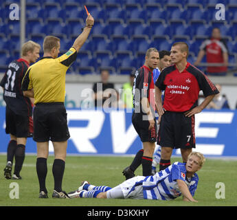 (Dpa) - Bundesliga-Schiedsrichter Peter Gagelmann (2. v. L) zeigt 1.FC Nürnberg Marek Nikl die gelbe Karte für fouling MSV Duisburg Tobias Willi (am Boden) in die MSV Arena in Duisburg, Deutschland, 24. September 2005. Foto: Achim Scheidemann Stockfoto