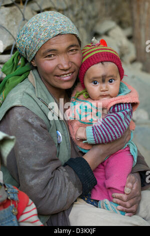 Ladakhi Frau hält ihr kleines Kind, Gästehaus, (Ladakh) Jammu & Kaschmir, Indien Stockfoto