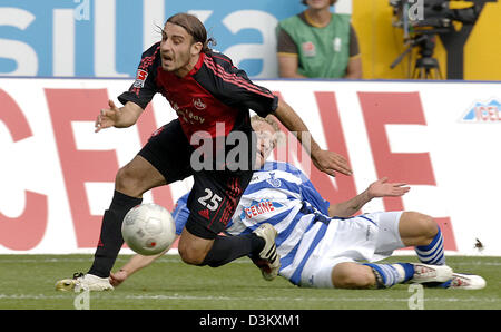 (Dpa) - MSV Duisburg Tobias Willi (R) kämpft mit Bundeslig Rivalen 1.FC Nürnberg Javier Pinola während in die MSV Arena in Duisburg, Deutschland, 24. September 2005. Foto: Achim Scheidemann Stockfoto