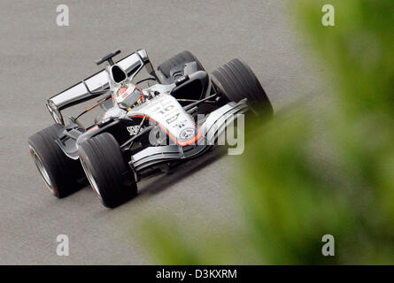 (Dpa) - das Bild zeigt Kolumbianer Juan Pablo Montoya von McLaren Mercedes im dritten Training der Formel ein Grand Prix von Brasilien auf der Interlagos Rennstrecke in Sao Paulo, Brasilien, 24. September 2005. Foto: Gero Breloer Stockfoto