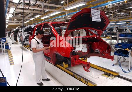 (Dpa-Datei) - eine Ansicht der geschäftigen Produktionslinie an die Pkw-Produktion von Volkswagen (VW) Pflanzen in Palmela, in der Nähe von Lissabon, Portugal, 6. Mai 2003. Nach Zugeständnissen der Betriebsrat und der deutschen Gewerkschaft IG Metall zum neuen VW Golf-Geländewagen im VW Stammwerk in Wolfsburg, Deutschland und gebaut wird nicht wie geplant in Palmela, entsprechend der Unternehmensleitung und la Stockfoto