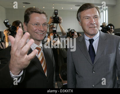 (Dpa) - Guido Westerwelle (L), Vorsitzender der FDP und der FDP-Fraktionsführer Wolfgang Gerhardt kommen für eine Sitzung der FDP-Bundestagsfraktion in Berlin, Dienstag, 27. September 2005. Die neue Fraktion waren zusammengekommen, die Fraktionsführer der FDP, Kopf die Partei im Deutschen Bundestag zu wählen. Aktuelle Fraktionsführer Gerhardt wird voraussichtlich bis Mai 2006 im Amt bleiben Stockfoto