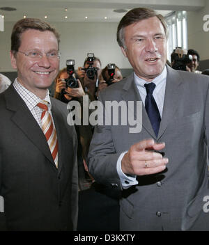 (Dpa) - Guido Westerwelle (L), Vorsitzender der FDP und der FDP-Fraktionsführer Wolfgang Gerhardt, kommen für eine Sitzung der FDP-Bundestagsfraktion in Berlin, Dienstag, 27. September 2005. Die neue Fraktion waren zusammengekommen, die Fraktionsführer der FDP, Kopf die Partei im Deutschen Bundestag zu wählen. Aktuelle Fraktionsführer Gerhardt wird voraussichtlich bis Mai 2006 im Amt bleiben Stockfoto