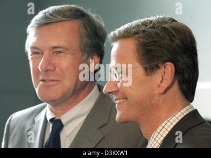 (Dpa) - Guido Westerwelle (R), Vorsitzender der FDP und der FDP-Fraktionsführer Wolfgang Gerhardt, kommen für eine Sitzung der FDP-Bundestagsfraktion in Berlin, Dienstag, 27. September 2005. Die neue Fraktion waren zusammengekommen, die Fraktionsführer der FDP, Kopf die Partei im Deutschen Bundestag zu wählen. Aktuelle Fraktionsführer Gerhardt wird voraussichtlich bis Mai 2006 im Amt bleiben Stockfoto