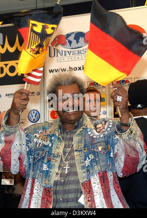 (Dpa) - US-Box-Promoter Don King lächelt und Wellen mit den Nationalflaggen von Deutschland und den USA in Hamburg, Deutschland, Dienstag, 27. September 2005. Zu Ehren des verstorbenen deutschen Box-Legende Max Schmeling, wer auf Mittwoch, 28. September 2005, 100 geworden wäre wird Herausforderer Luan Krasniqi gegen US-Box-Profi und Weltmeister Lamon Brewster für die WBO World Champion t Stockfoto