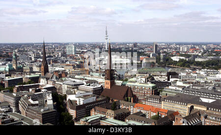 (Dpa) - eine gute Aussicht aus eine neue Fesselballon über der Innenstadt von Hamburg, Germany, 13. August 2005. Die so genannte "Überflieger" mit einem Durchmesser von 23 Metern ist gebunden an einem Ort vor dem Deichtor Hallen und soll eine neue touristische Attraktion der Hansestadt. Es fördert auch die kulturellen Angebote rund um die Kunstmeile. Ca. 30 Personen pro Fahrt haben Sie einen schönen Blick aus 150 Meter Stockfoto