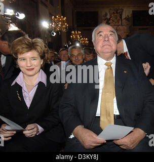 (Dpa) - der ehemalige deutsche Bundeskanzler Helmut Kohl und seinem Lebensgefährten Maike Richter erwarten die Preisverleihung in der Münchner Residenz, Deutschland, Freitag, 30. September 2005. Kohl ist der Franz Josef Strauß von der Hanns-Seidel-Stiftung für die Architekten der deutschen Wiedervereinigung ausgezeichnet. Foto: Frank Maechler Stockfoto