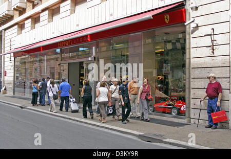 (Dpa) - das Bild zeigt einen Ferrari-Store in Rom, Italien, 17. September 2005. Foto: Lars Halbauer Stockfoto