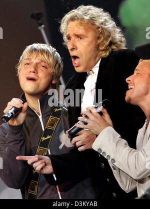 (Dpa) - deutsche TV-Moderator Thomas Gottschalk (2. L) führt mit dem Sänger Nick und Brian. (L-R) der Pop-Gruppe "Backstreet Boys" während der ZDF-Show "Wetten, dass...?" in Dresden, Deutschland, 1. Oktober 2005. Brian heißt Brian Thomas Litrell und Nick ist Nicholas Gene Carter. Foto: Joerg Koch Stockfoto