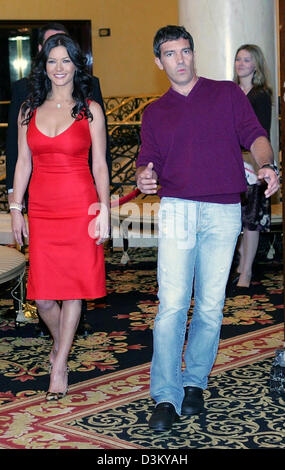 (Dpa) - walisische Schauspielerin Catherine Zeta-Jones (L) und ihre Partner spanische Schauspieler Antonio Banderas kommen zu einem Fototermin zum Start ihres neuen Films "Die Legende des Zorro" im Ritz Carlton Hotel in Berlin, Deutschland, 2. Oktober 2005. Sieben Jahre nach dem ersten Teil "Die Maske des Zorro" Zeta-Jones und Banderas stand vor der Kamera wieder für eine Fortsetzung der Abenteuer-Geschichte. Stockfoto