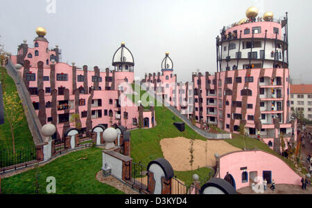 (Dpa) - das Bild zeigt die kürzlich fertiggestellte Hundertwasserhaus in Magdeburg, Deutschland, Montag, 3. Oktober 2005. Es ist das letzte Projekt des österreichischen Künstlers und Architekten Friedensreich Hundertwasser (1928-2000). Das rosa Gebäude eingeweiht während einer Feier unter dem Motto "Leben und wohnen in Magdeburg" (Leben Und Wohnen in Magdeburg). Der Bau der rund 27 Millionen euro Stockfoto