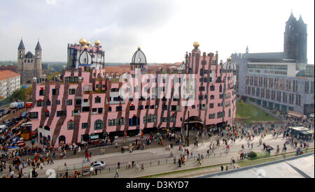 (Dpa) - das Bild zeigt die kürzlich fertiggestellte Hundertwasserhaus in Magdeburg, Deutschland, Montag, 3. Oktober 2005. Es ist das letzte Projekt des österreichischen Künstlers und Architekten Friedensreich Hundertwasser (1928-2000). Das rosa Gebäude eingeweiht während einer Feier unter dem Motto "Leben und wohnen in Magdeburg" (Leben Und Wohnen in Magdeburg). Der Bau der rund 27 Millionen euro Stockfoto