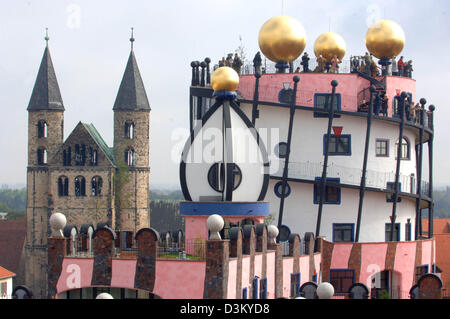 (Dpa) - das Bild zeigt die kürzlich fertiggestellte Hundertwasserhaus in Magdeburg, Deutschland, Montag, 3. Oktober 2005. Es ist das letzte Projekt des österreichischen Künstlers und Architekten Friedensreich Hundertwasser (1928-2000). Das rosa Gebäude eingeweiht während einer Feier unter dem Motto "Leben und wohnen in Magdeburg" (Leben Und Wohnen in Magdeburg). Der Bau der rund 27 Millionen euro Stockfoto