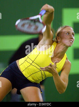 (Dpa) - deutsche Tennisspielerin Julia Schruff während der Frauen Porsche Tennis Grand Prix in Filderstadt bei Stuttgart, Montag, 3. Oktober 2005 im Spiel gegen Flavia Pennetta aus Italien dient. Mit 650.000 US-Dollar dotierte Turnier läuft noch bis Sonntag, 9. Oktober 2005. Der Gewinner hat die Wahl zwischen einem Sportwagen oder 98.500 US-Dollar Trophäe Geld. Foto: Harry M Stockfoto