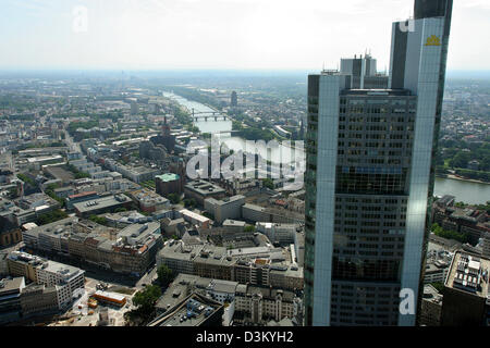 (Dpa) - das Bild vom 24. Juli 2005 zeigt einen Blick auf die Stadt von der Aussichtsplattform des sogenannten Maintower, Frankfurt Main, Deutschland. In der Front ist die Commerzbank hohe Riser abgebildet. Foto: Heiko Wolfraum Stockfoto